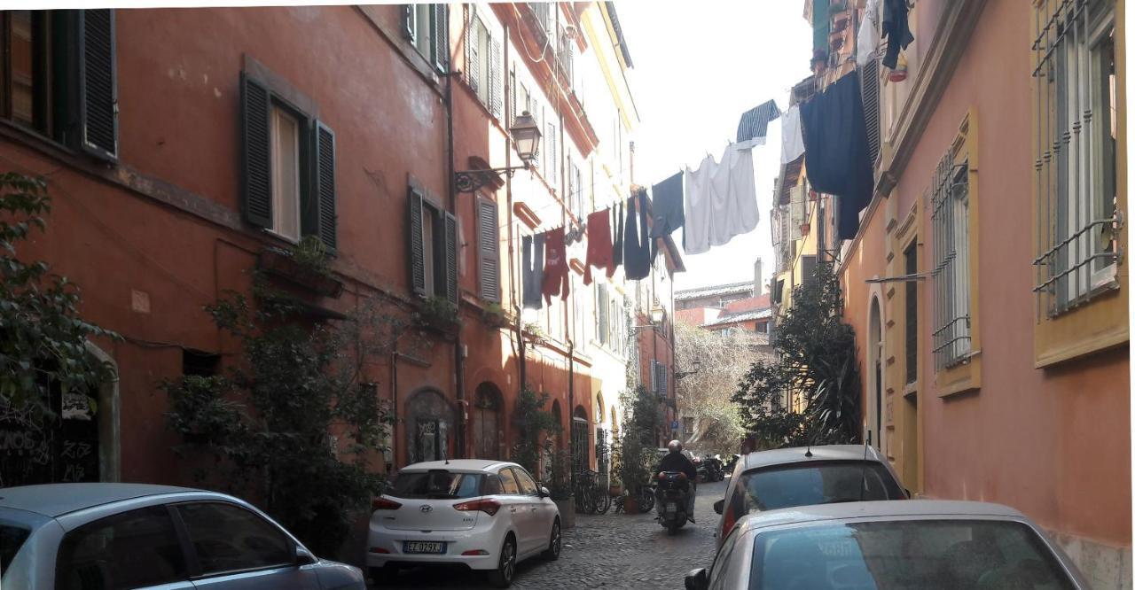 Anastasia - Hidden Balcony Inside Trastevere Apartment Rom