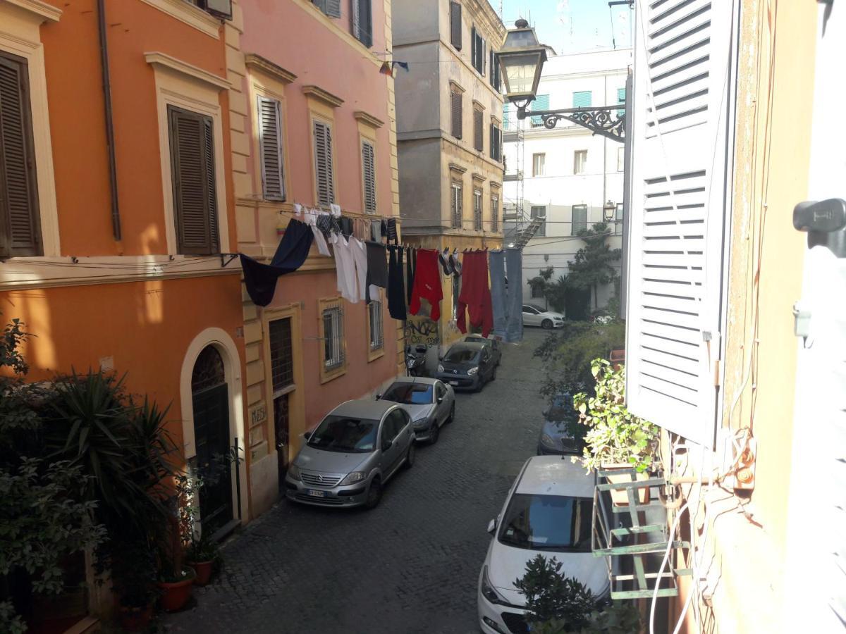 Anastasia - Hidden Balcony Inside Trastevere * Rom